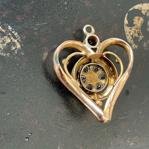 Elegant Antique Gold Heart Pendant with Gemstone - Picture 3 of 7